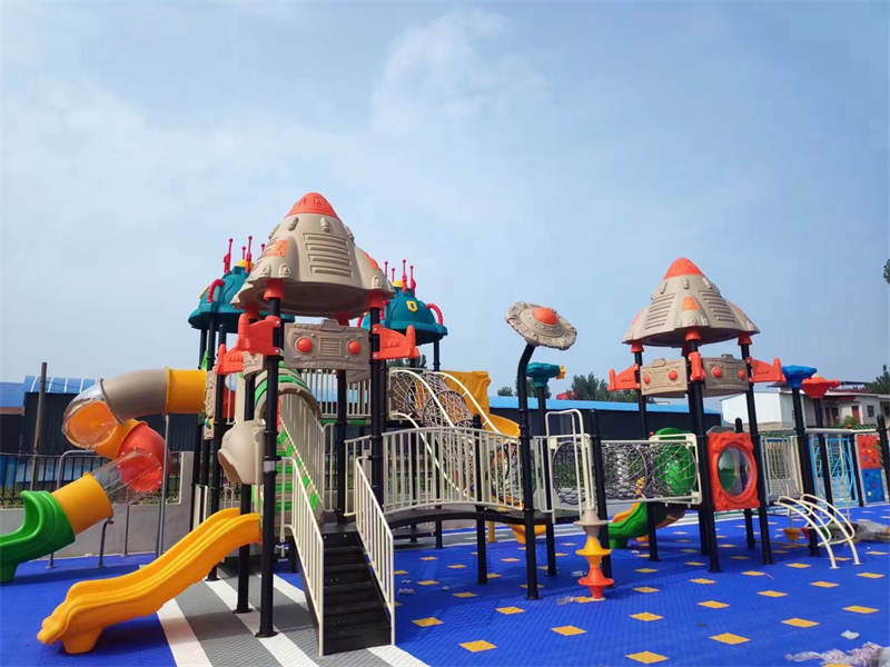 塑料 vs 木質 vs 不銹鋼：幼兒園滑梯材...